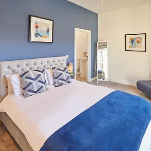Host & - West Cliff Retreat Holiday home Whitby